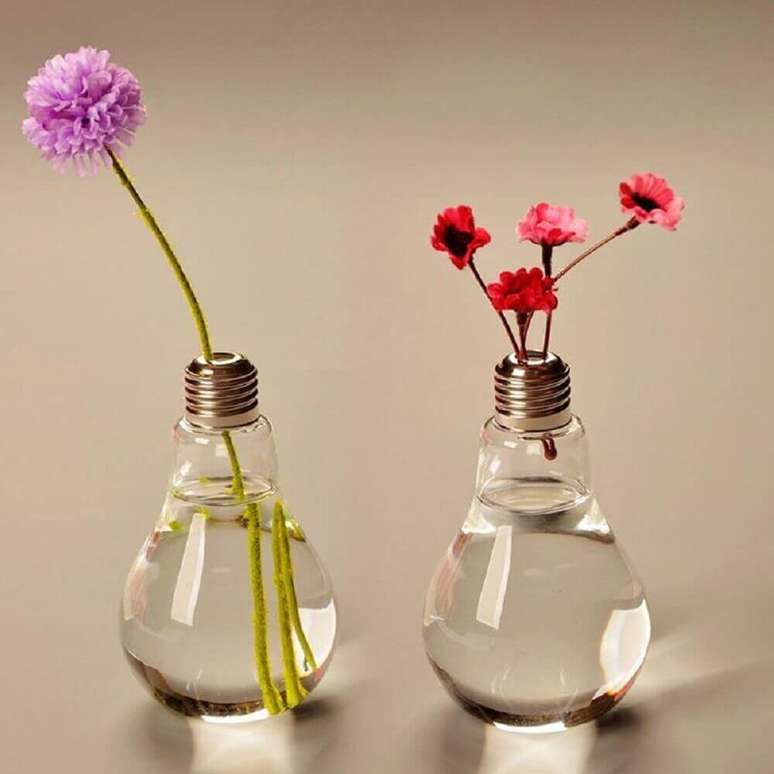 9. Criativos modelos de vasos decorativos para plantas feitos com lâmpadas