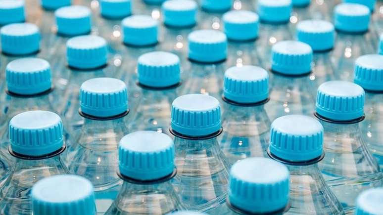 Teste realizado com as principais marcas de água engarrafadas do mundo mostrou que há micropartículas de plásticos no líquido