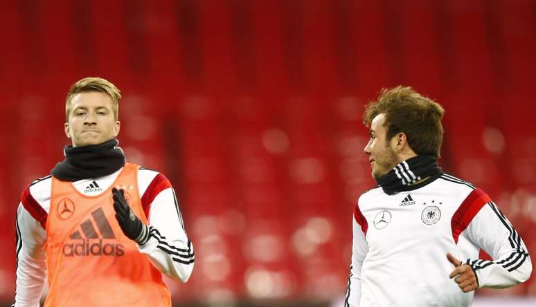 Reus e Goetze se aquecem durante treino da sele&ccedil;&atilde;o alem&atilde;
 18/11/2013     REUTERS/Andrew Winning