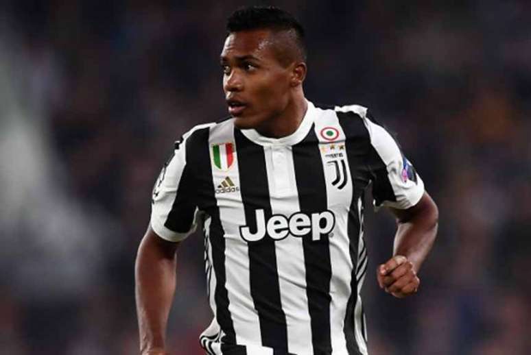 Alex Sandro jogou 30 partidas na temporada e fez três gols (Foto: MARCO BERTORELLO / AFP)