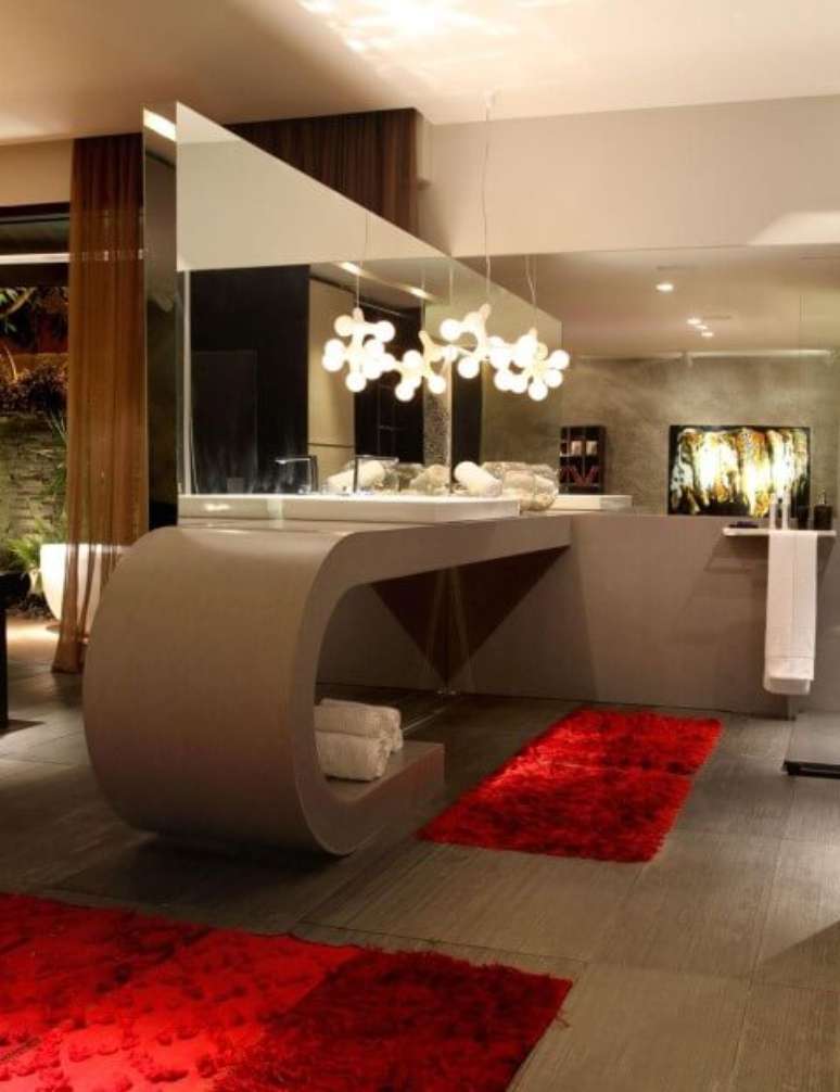 66. Banheiro de luxo com balc&atilde;o amplo. Projeto de Ney Lima