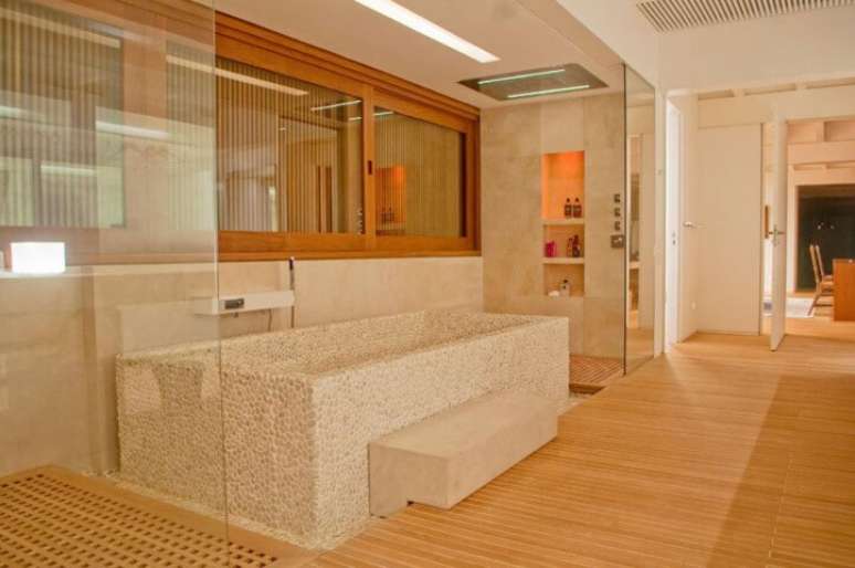 54. Outro modelo de banheira de pedra. Projeto de Toninho Noronha