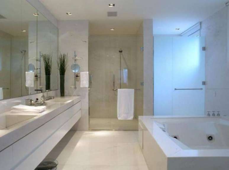 18. Banheiro de luxo com banheira e duas pias. Projeto de Roberto Migotto