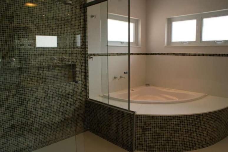 28. As pastilhas escuras d&atilde;o um ar mais sofisticado ao banheiro. Projeto de Rosani Gomes