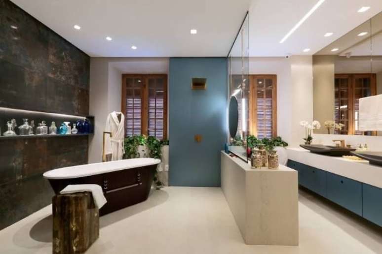 55. Banheiro de luxo com banheira preta. Projeto de Casa Cor Pernambuco 2017