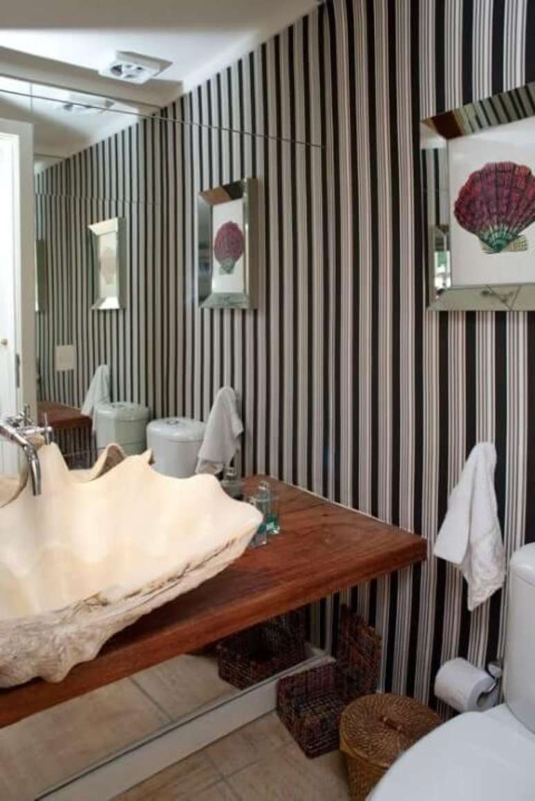 21. Uma forma de transformar o seu banheiro &eacute; usando itens mais diferentes, como esta cuba de concha. Projeto de Urbano Studio