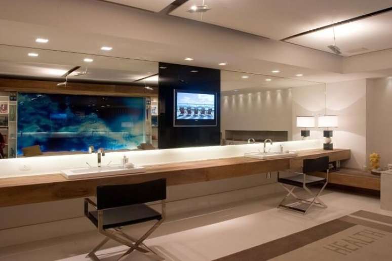 7. Ainda no projeto de Marilia Veiga, vemos uma parede espelhada e duas pias