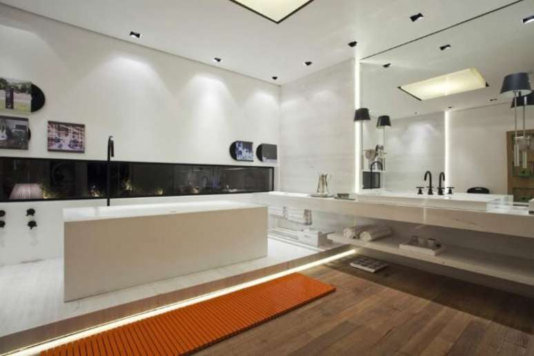 57. Aqui, a ilumina&ccedil;&atilde;o foi planejada at&eacute; mesmo no piso. Projeto de Oleg&aacute;rio de S&aacute;