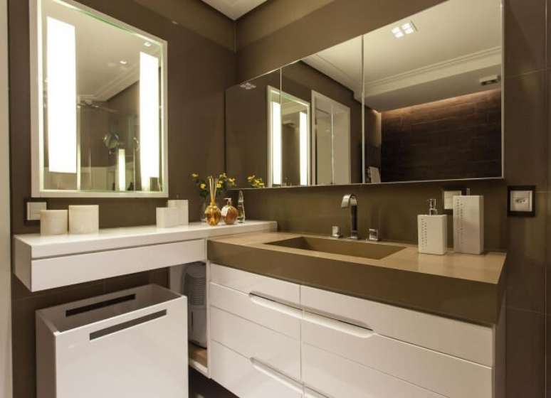 23. Banheiro de luxo com espelhos em duas paredes. Projeto de Juliana Pippi