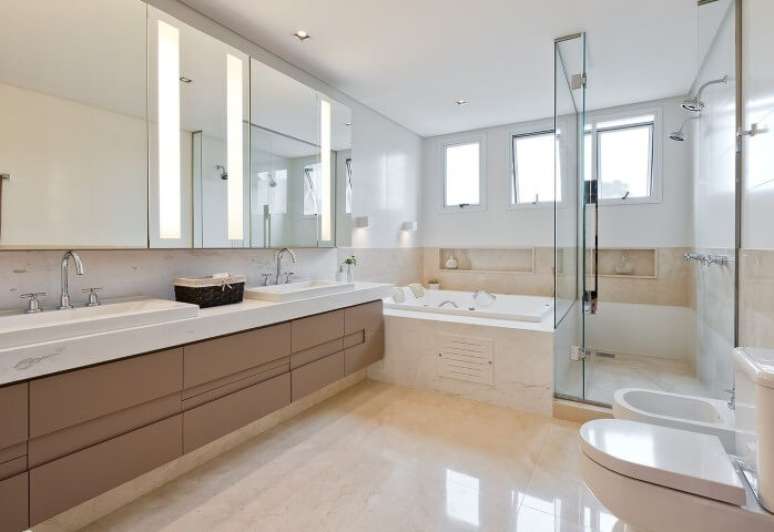 41. Banheiro de luxo com hidromassagem e duas pias. Projeto de Leonardo Muller