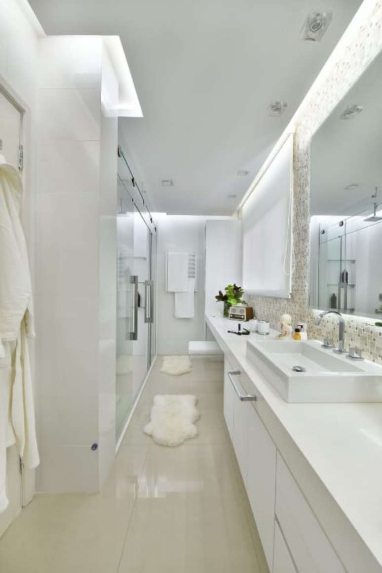 42. A ilumina&ccedil;&atilde;o embutida deixa o banheiro super claro. Projeto de Tetriz Arquitetura