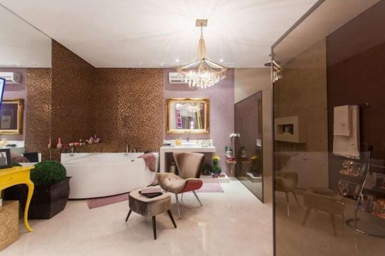 61. Banheiro de luxo com lustre. Projeto de Casa Cor