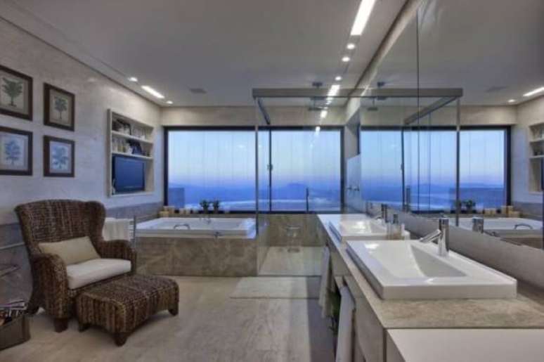 25. Em alguns banheiros deste tipo, h&aacute; o uso de m&oacute;veis como poltronas, sof&aacute;s e at&eacute; mesas