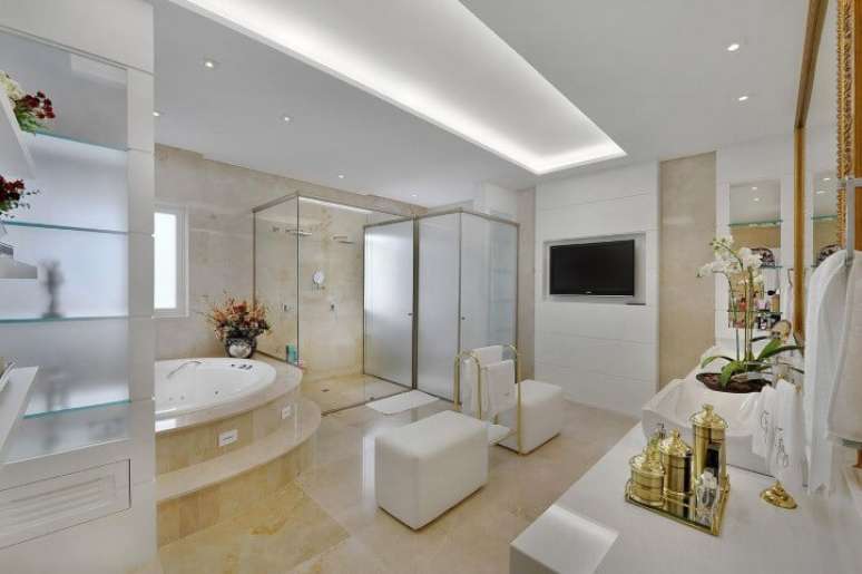 65. Banheiro sofisticado com puffs brancos. Projeto de Bender Arquitetura