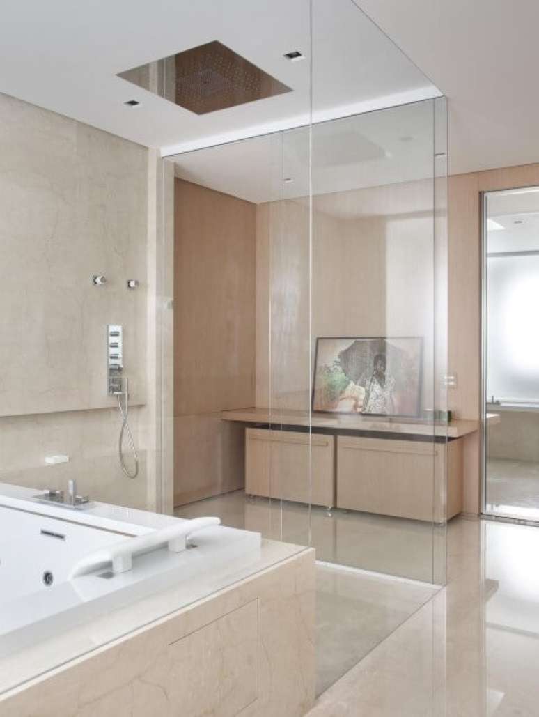 67. O quadro d&aacute; um toque de sofistica&ccedil;&atilde;o ao banheiro. Projeto de Patricia Martinez