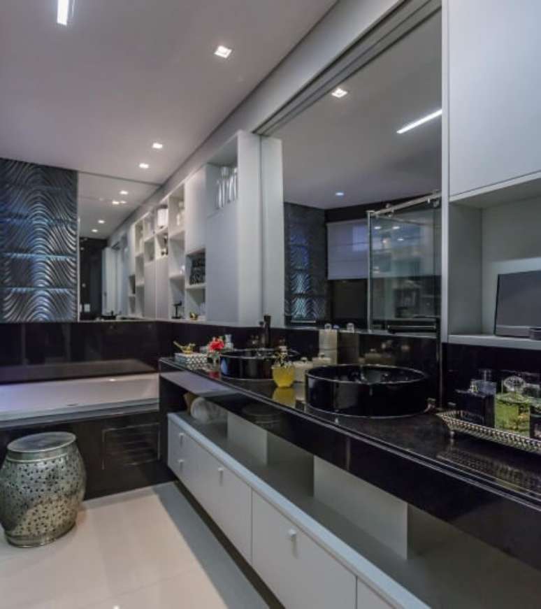 48. Os revestimentos escuros deixam o banheiro chique. Projeto de Georgia Suassuna