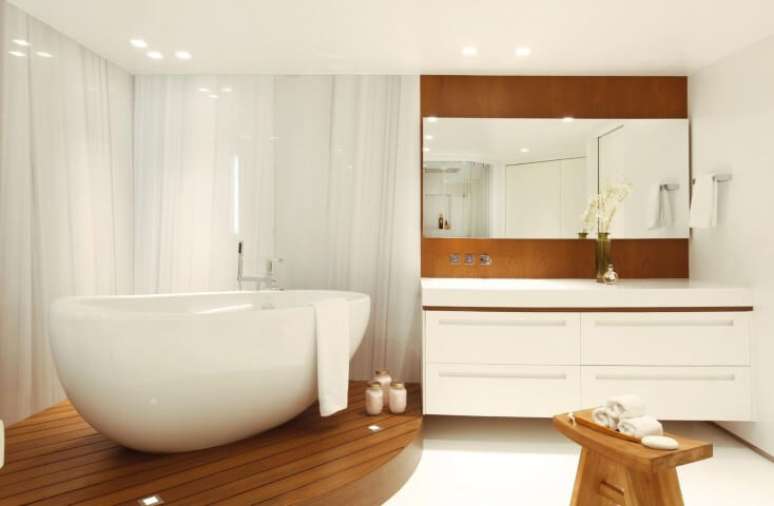 76. Banheiro de luxo em branco e madeira. Projeto de Jessica Jaegger