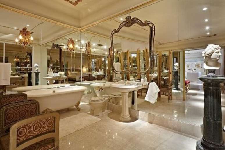 73. Banheiro luxuoso espelhado. Projeto de SQ Arquitetos