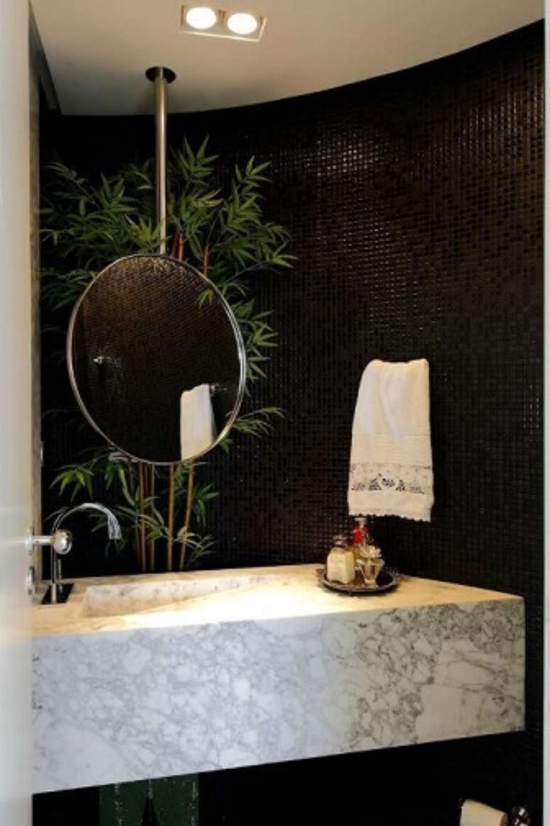 4. Mesmo pequeno, este banheiro tem um ar de luxo. Projeto de Rodrigo Fonseca