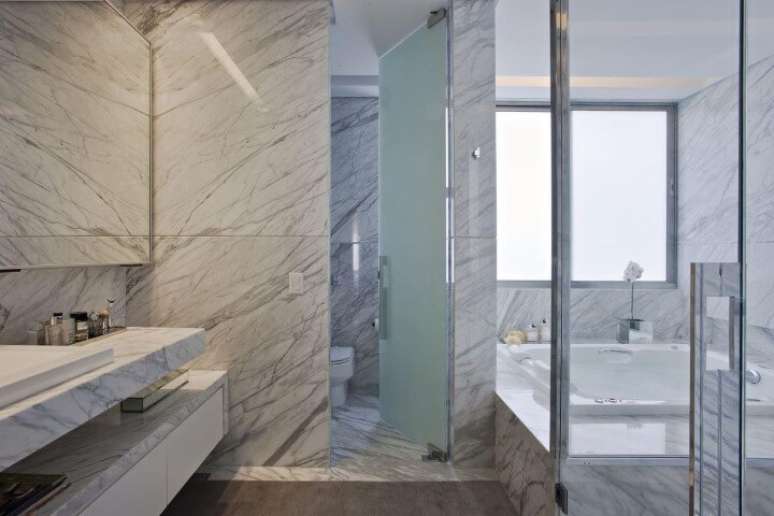 3. Um banheiro todo em m&aacute;rmore. Projeto de Gislene Lopes