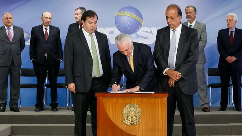 Temer assina intervenção ao lado do deputado federal Rodrigo Maia e Luiz Fernando Pezão, governador do Rio / Foto: Beto Barata/PR
