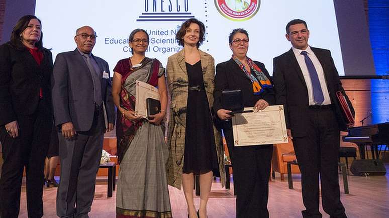 Dellagnelo com os premiados de Marrocos e Índia na Unesco; prêmio é voltado a ações de alcance amplo | Foto: Unesco
