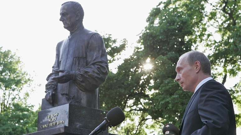 Vladimir Putin inaugurou em 2006 um monumento em homenagem a Anatoly Sobchak, seu mentor e ex-prefeito de São Petersburgo