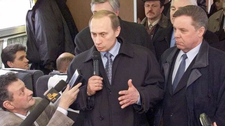 Putin fala com a mídia na inauguração de um novo trem em Moscou em março de 2000