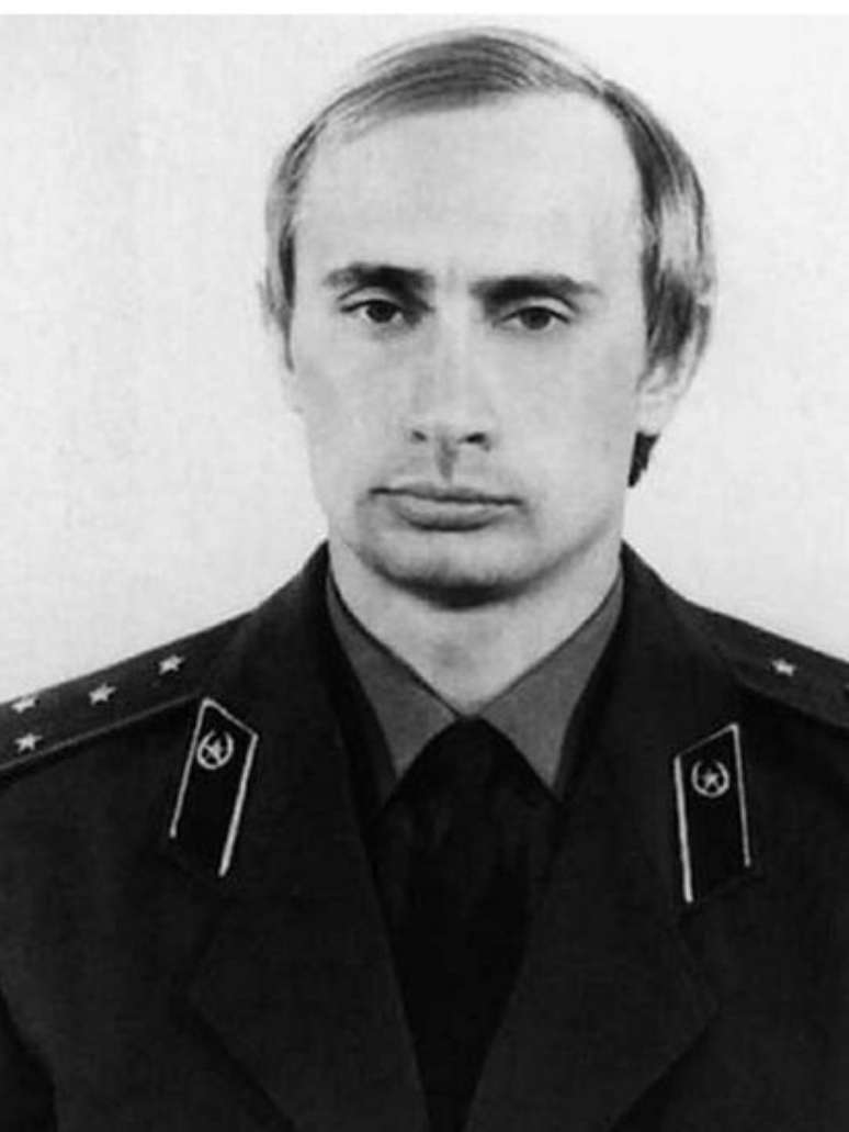 Vladimir Putin come&ccedil;ou sua carreira na KGB | Foto: Rex Features