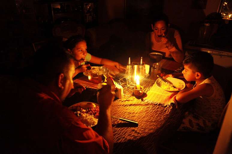 Lisney Albornoz e sua família usam velas para jantar em San Cristóbal
 14/3/2018    REUTERS/Carlos Eduardo Ramirez