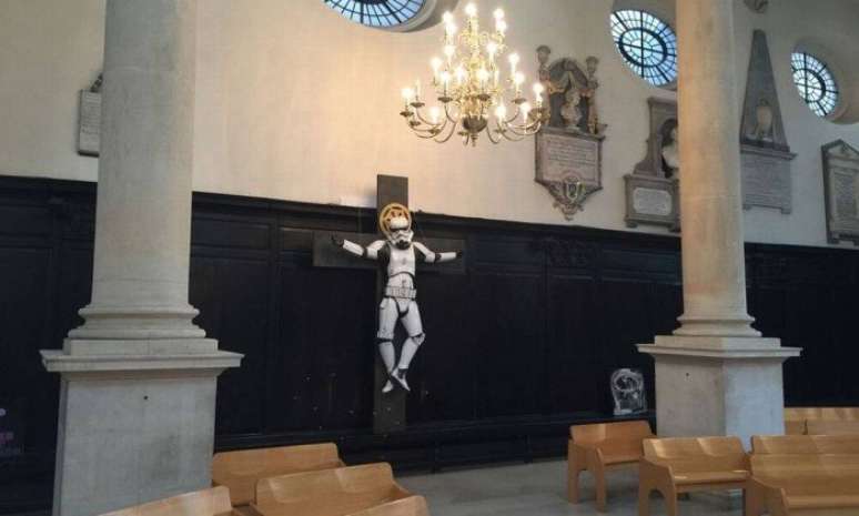Stormtrooper crucificado em obra da companhia de arte britânica Art Below na igreja de St Stephen Walbrook