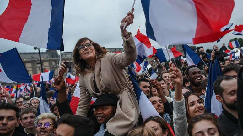 Movimento que levou Macron ao poder permitia adesão rápida pela internet e atraiu jovens franceses