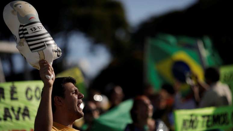 Assim como França, Brasil vive clima de desconfiança de instituições e vácuo de poder político