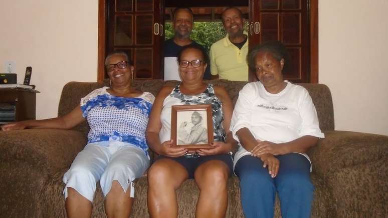 Claudete, Claudecir e Cleusa (da esq., sentadas), Claumir e Cláudio (da esq, em pé): 'Bate uma saudade!' | Foto: Renata Bernardo