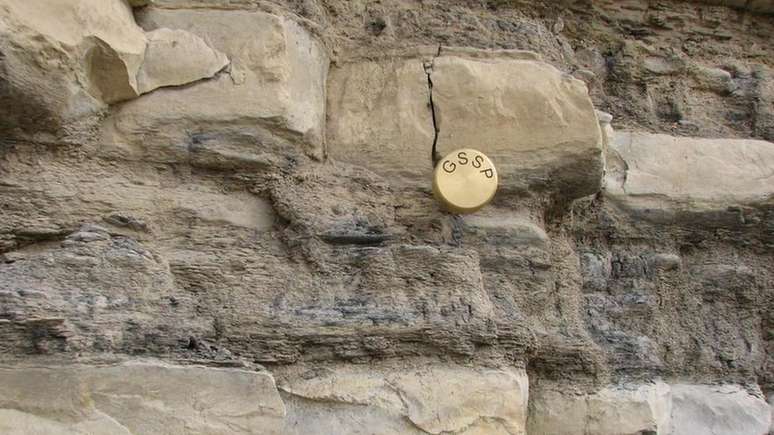 'Golden spike' que marca a fronteira Cenomaniano - Turoniano no Colorado, nos Estados Unidos | Foto: Brad Sageman