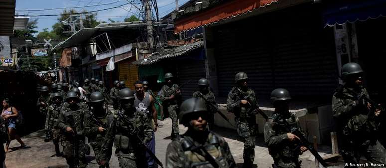 Militares patrulham favela no Rio de Janeiro, cuja segurança pública está sob intervenção federal