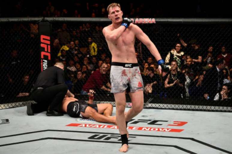 O russo Alexander Volkov nocauteou Fabrício Werdum no quarto assalto da luta (Foto: UFC)