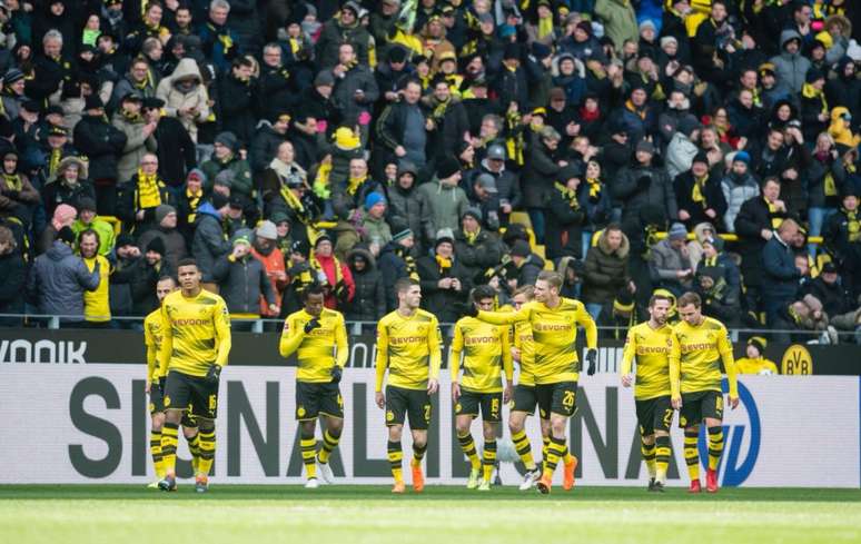 Jogadores do Dortmund comemoram vitória sobre o Hannover 96 (Foto: Divulgação)