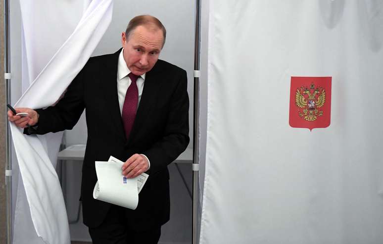Vladimir Putin vota na eleição presidencial russa
