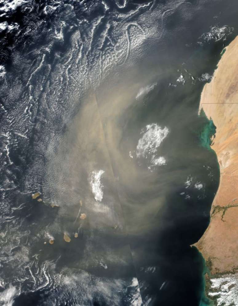 Foto de satélite mostra a onda de poeira se deslocando a partir da costa do norte da África | Foto: Nasa