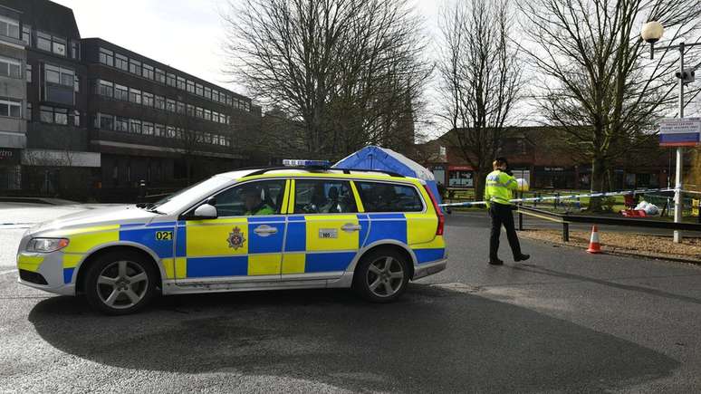 Cordões policiais permanecem no local do envenenamento semanas após o ataque em Salisbury