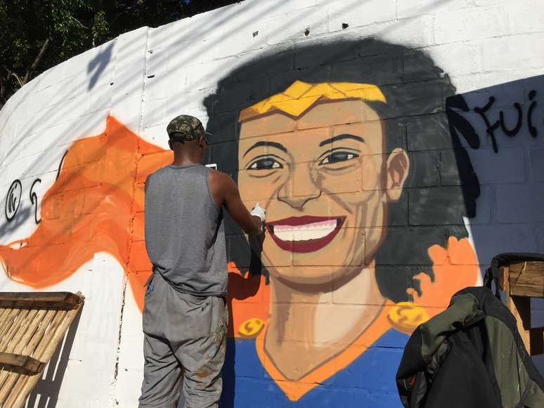 Durante protesto, grafiteiro retrata Marielle como Mulher Maravilha, no Rio de Janeiro | Foto: Júlia Dias Carneiro/BBC Brasil