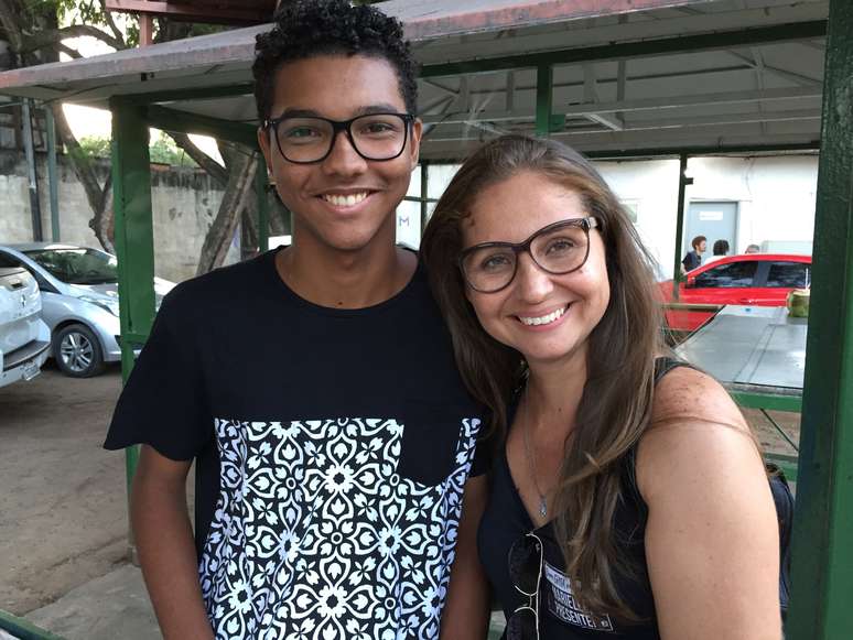 Fernanda Bezerra e seu filho, William: Morte de Marielle tem sido tema de debate nas escolas e entre amigos | Foto: Júlia Dias Carneiro/BBC Brasil