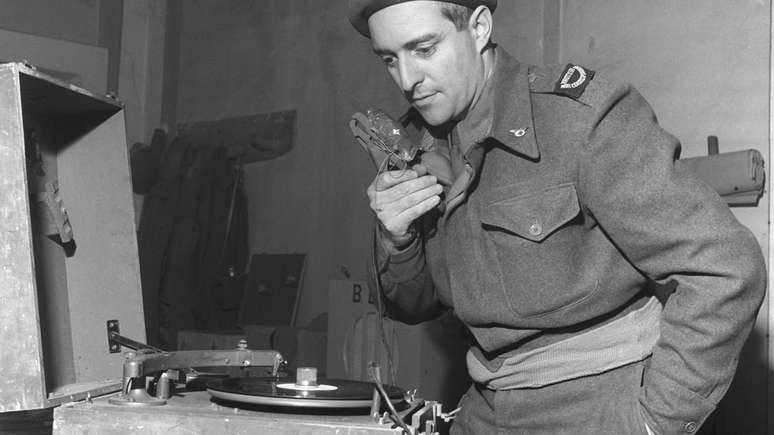 'Chico da BBC' usava um aparelho que gravava sons diretamente em discos | Foto: BBC Archive