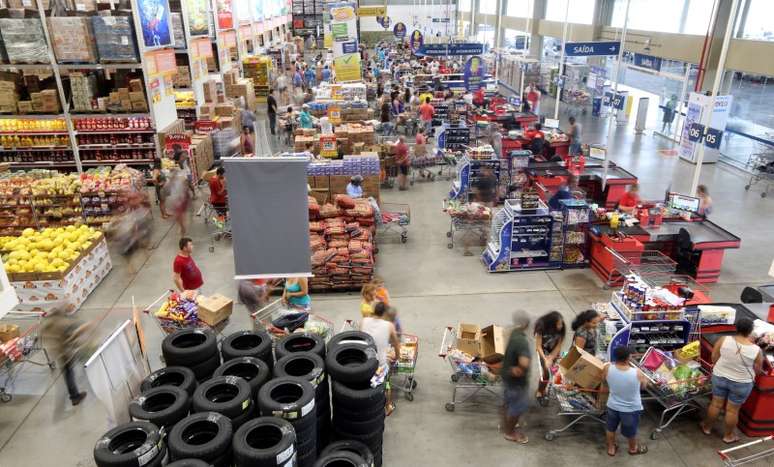 Consumidores fazem compras em mercado em São Paulo 11/01/2017 REUTERS/Paulo Whitaker