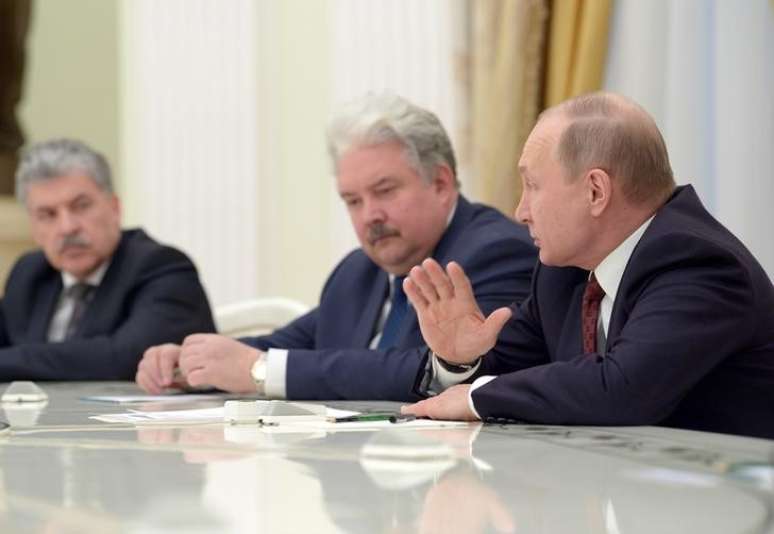 Presidente russo, Vladimir Putin, se reúne, em Moscou, com candidatos que disputaram a eleição presidencial
19/03/2018
Sputnik/Alexei Nikolsky/Kremlin via REUTERS