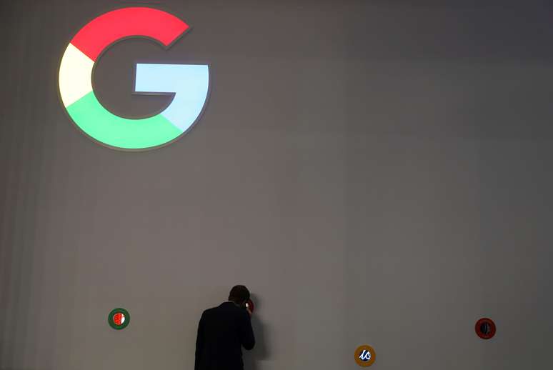 Homem na frente de booth da Google no Congresso Mundial de Tecnologia Móvel em Barcelona, Espanha
27/02/2018
 REUTERS/Sergio Perez