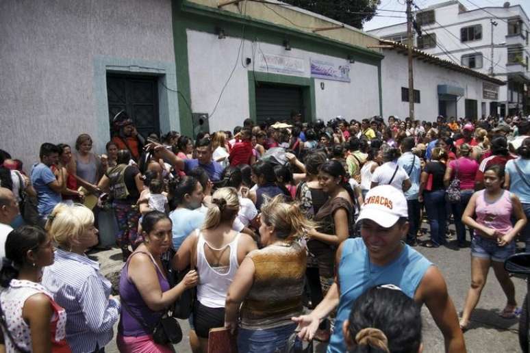 População local faz fila para comprar itens básicos em supermercado em San Antonio,  no Estado de Tachira, na Venezuela
24/08/2015
REUTERS/Carlos Eduardo Ramirez