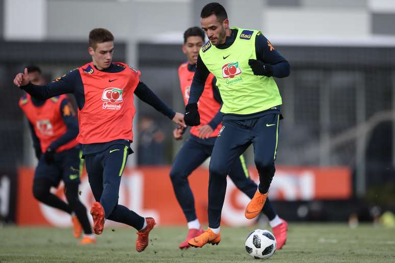 Mesmo com o grupo ainda incompleto, Tite promoveu nesta segunda-feira o primeiro treino da Seleção, em Moscou.