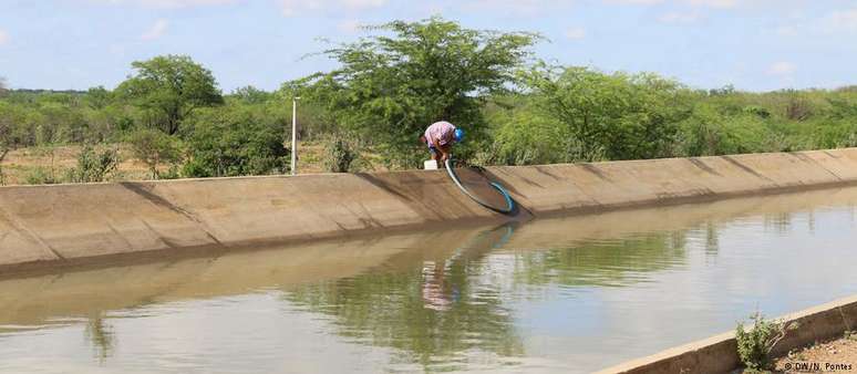 Morador do sertão pernambucano pega água de canal de transposição do rio São Francisco